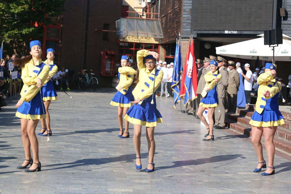 2195159510213070977466055153832