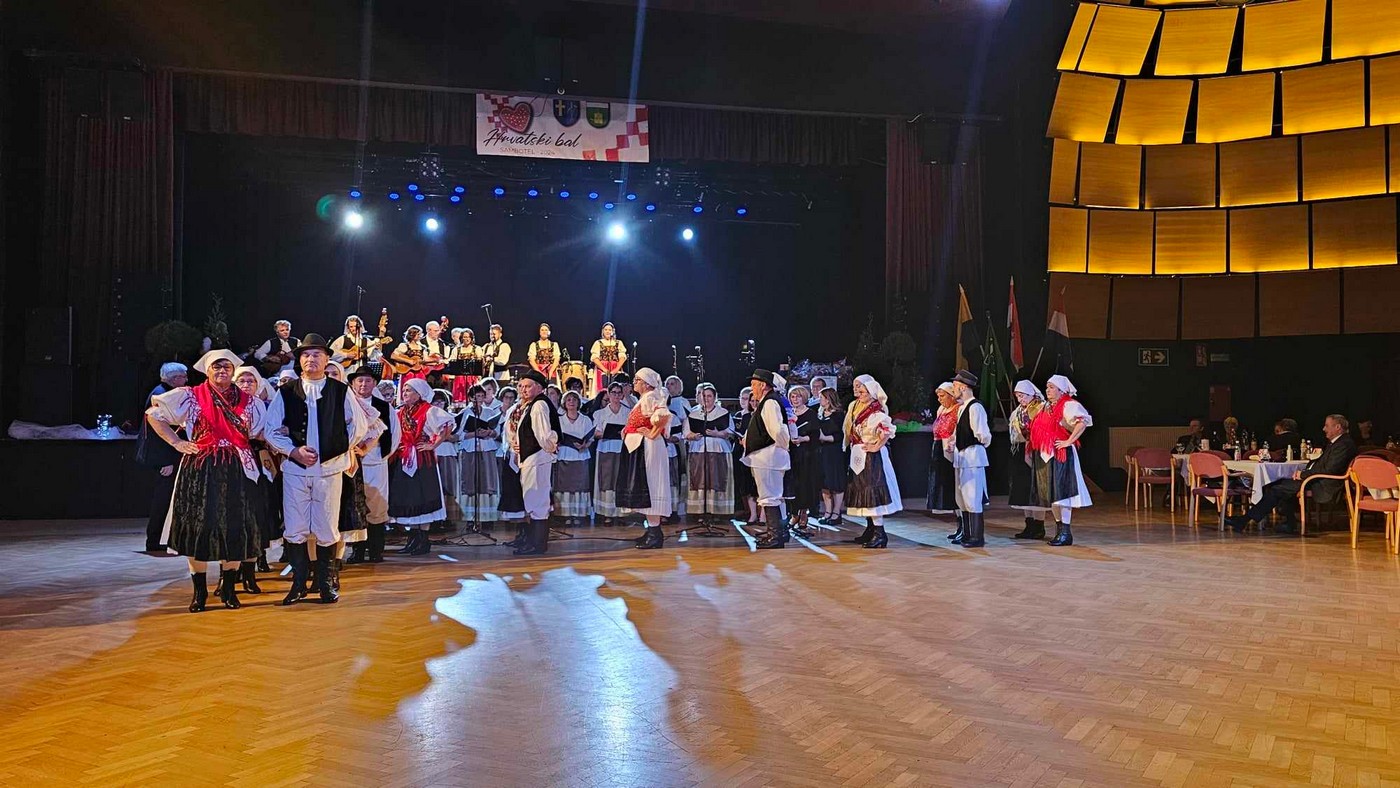 VELIKO PRIJATELJSTVO Održan tradicionalni hrvatski bal u Szombatelyu