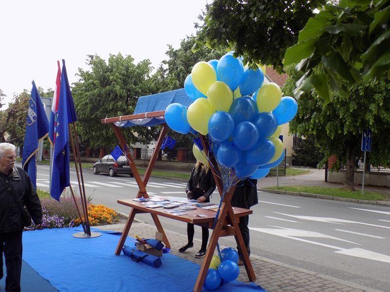 348215123dscn1525136097