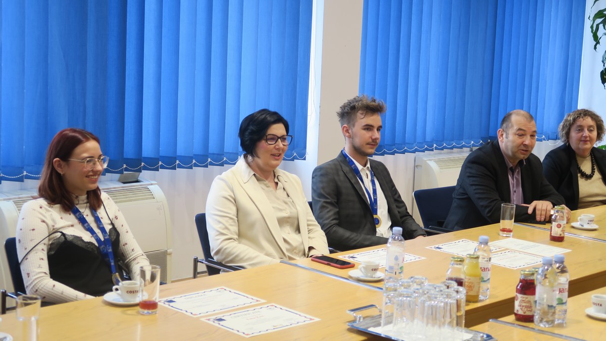 PRIJEM KOD ŽUPANA Karlo Gracin Šardi, Ema Kos i Ivana Hansderfner u samom europskom vrhu PRIJEM KOD ŽUPANA Karlo Gracin Šardi, Ema Kos i Ivana Hansderfner u samom europskom vrhu