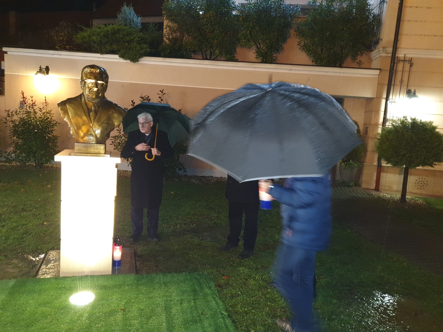U Prelogu zapaljene svijeće kod biste dr. Franji Tuđmanu povodom godišnjice njegove smrti U Prelogu zapaljene svijeće kod biste dr. Franji Tuđmanu povodom godišnjice njegove smrti
