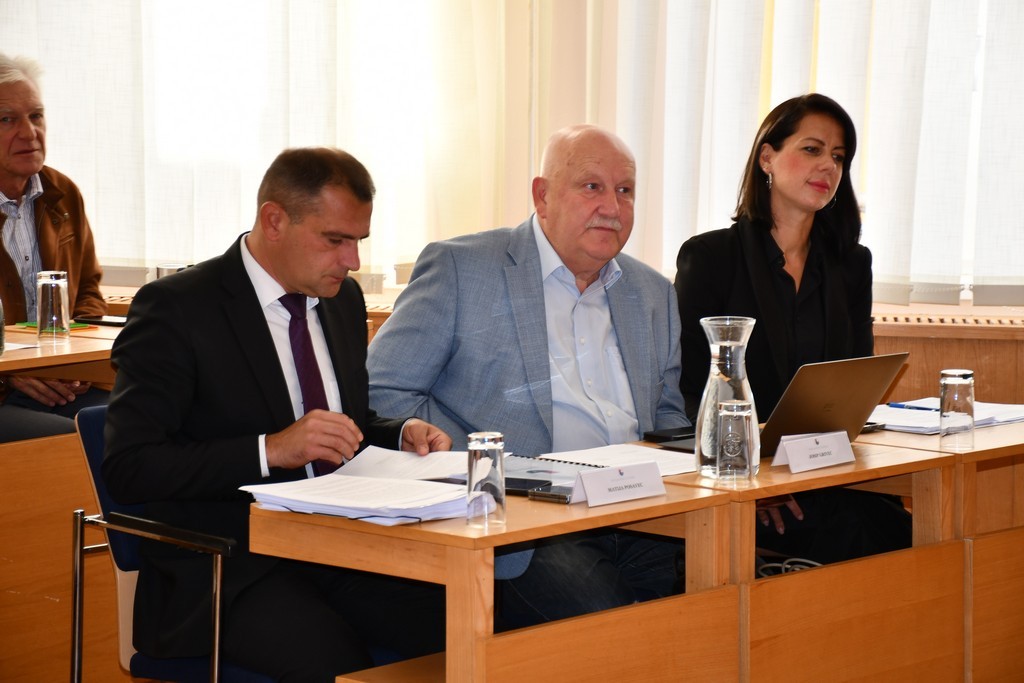 CENTRALIZACIJA BOLNICA Međimurska županija traži ocjenu ustavnosti zakona kojima osnivačka prava nad bolnicama preuzima država CENTRALIZACIJA BOLNICA Međimurska županija traži ocjenu ustavnosti zakona kojima osnivačka prava nad bolnicama preuzima država