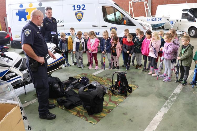 Mališani posjetili policiju