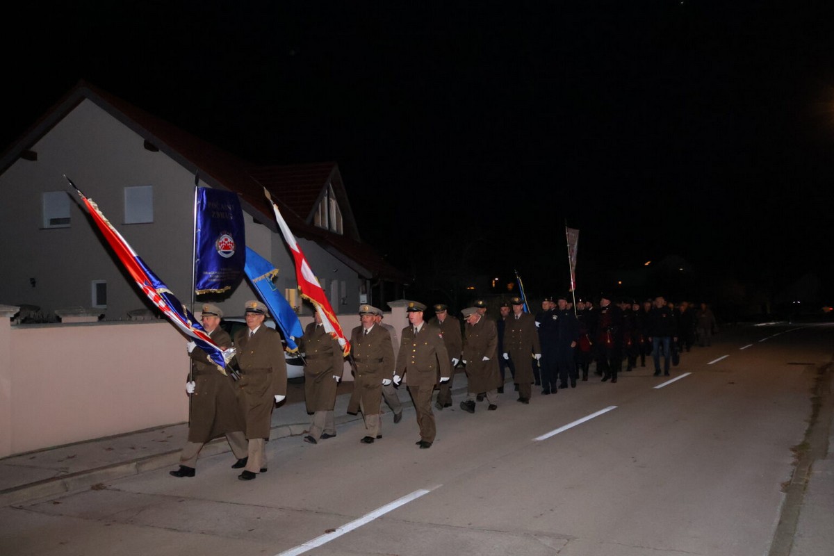 DAN SJEĆANJA Čakovec se i ove godine dostojanstveno prisjetio žrtava Vukovara i Škrabrnje te obljetnice pogibije Nikole VII. Zrinskog DAN SJEĆANJA Čakovec se i ove godine dostojanstveno prisjetio žrtava Vukovara i Škrabrnje te obljetnice pogibije Nikole VII. Zrinskog
