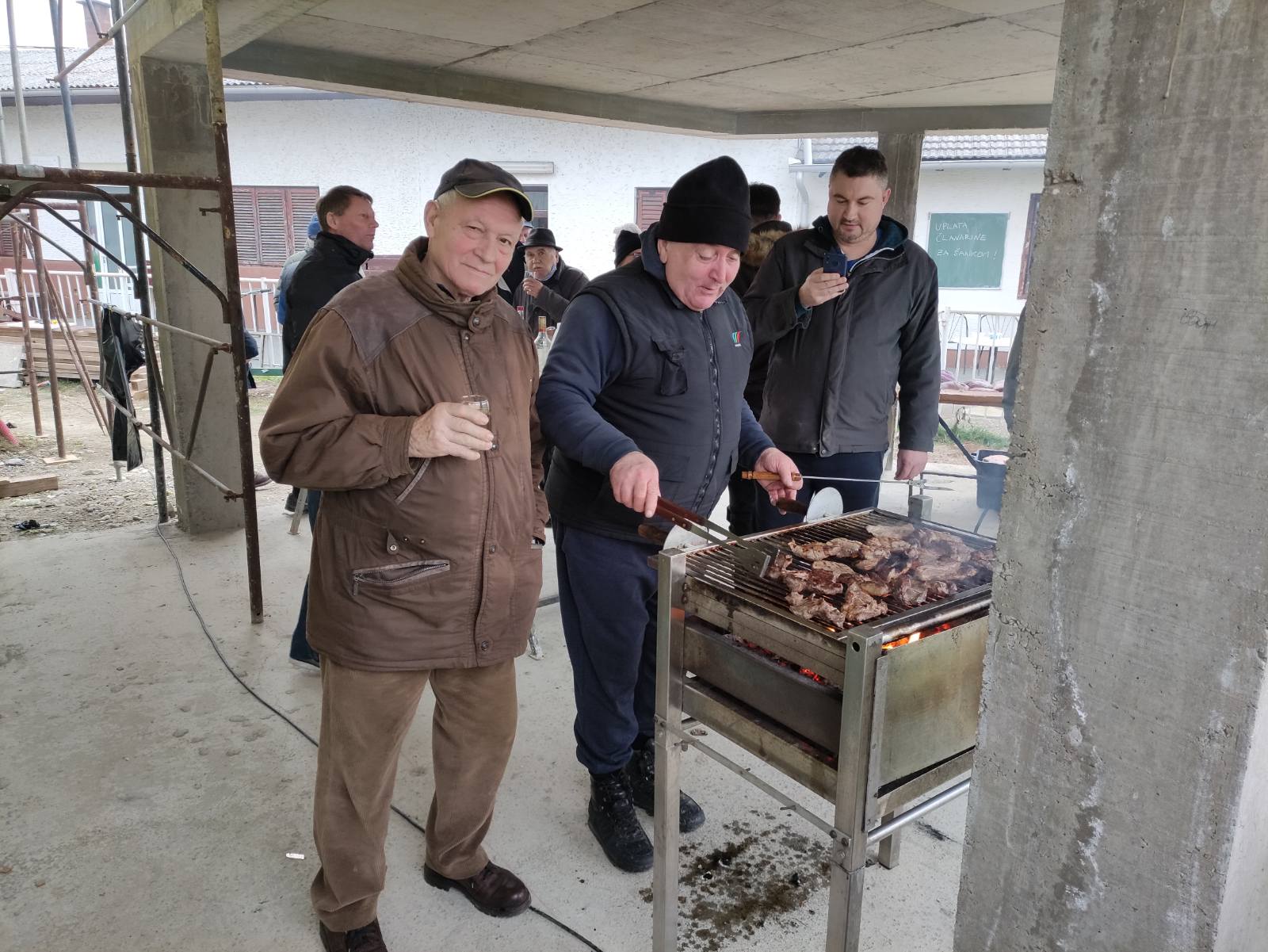 Tradicijsko kolinje okupilo članove kotoripskog Graničara, pripremali razne delicije