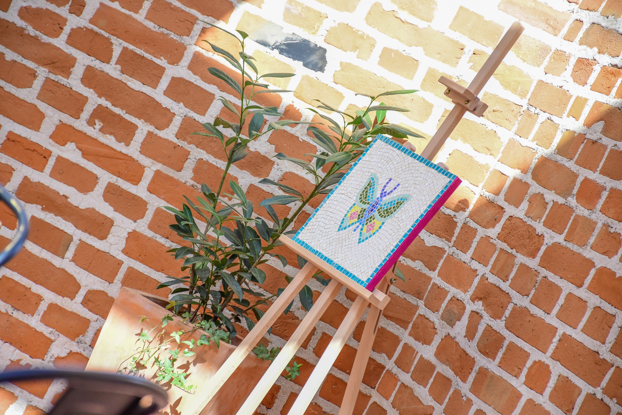 SAMOSTALNA IZLOŽBA Branko Baksa svojim je mozaik leptirima uljepšao prostor kafića Bedem SAMOSTALNA IZLOŽBA Branko Baksa svojim je mozaik leptirima uljepšao prostor kafića Bedem