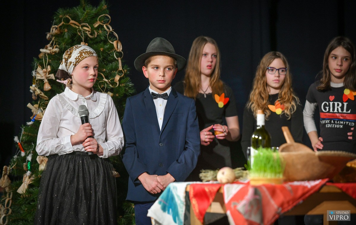 FOTO Osnovna škola Prelog predivnom priredbom sugrađanima uljepšala adventsko vrijeme