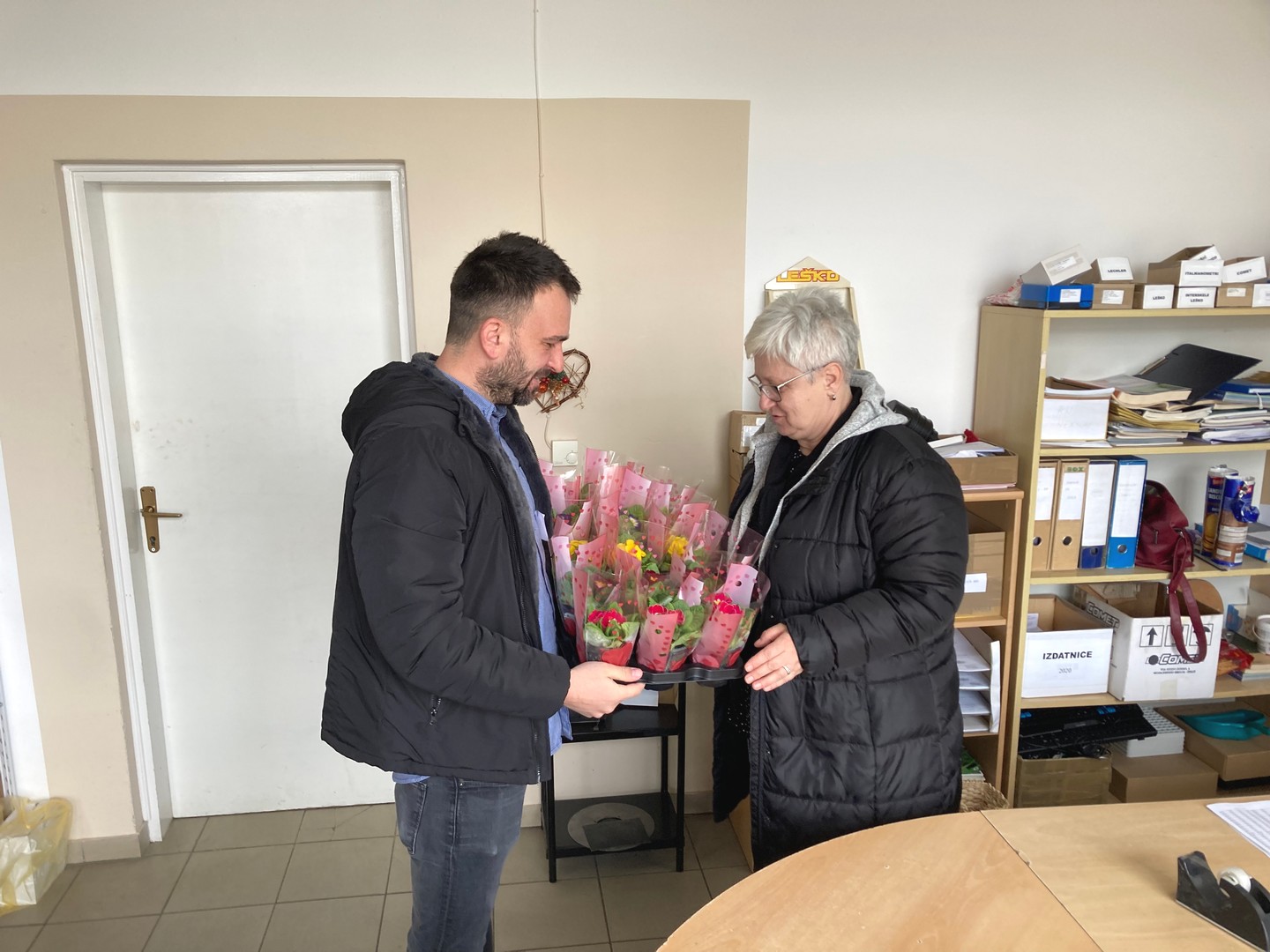 Načelnik Vratišinca Mihael Grbavec mještanke iznenadio jaglacima povodom Dana žena