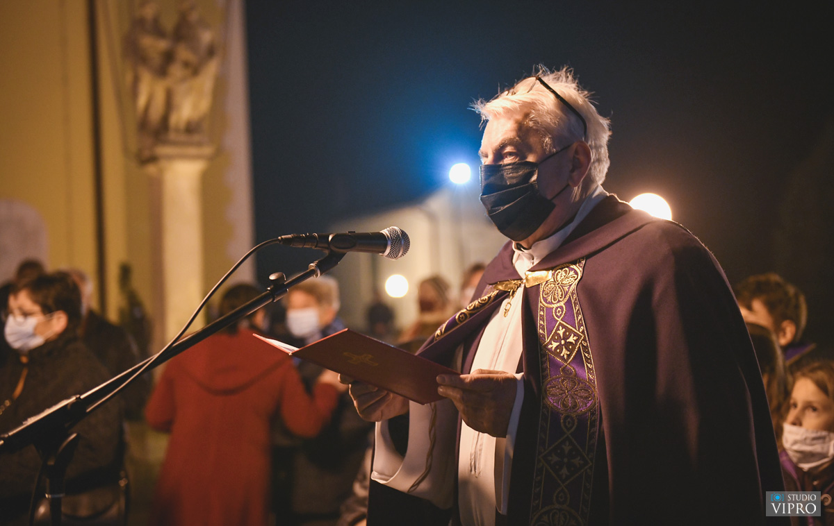 Prva svijeća, svijeća nade, upaljena na adventskom vijencu u Prelogu
