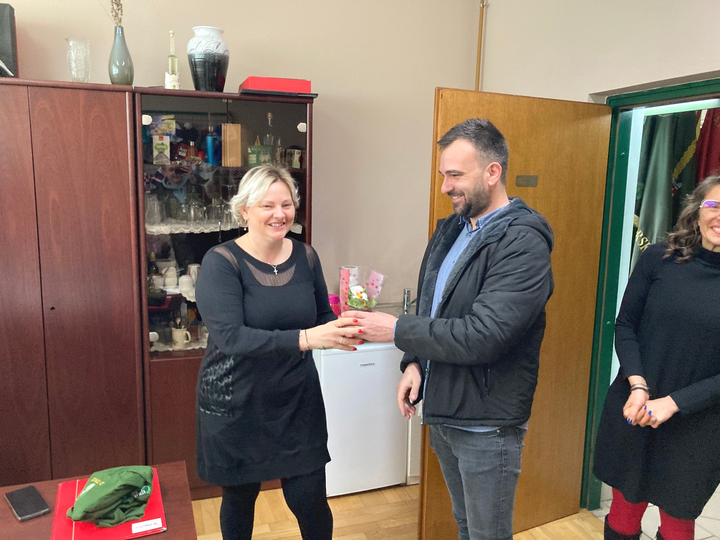 Načelnik Vratišinca Mihael Grbavec mještanke iznenadio jaglacima povodom Dana žena