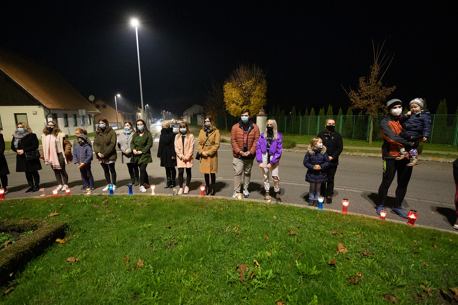 SJEĆANJE NA GRAD HEROJ Svijećama i lampionima okružili zeleni otok u Prelogu