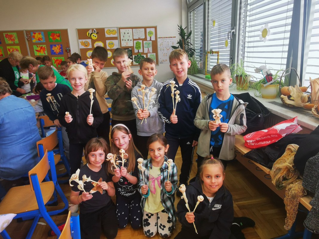 RAD S KOMUŠINOM Učenici OŠ Tomaša Goričanca su uz pomoć Udruge žena ‘Brest’ imali pravu malu eko kreativnu radionicu RAD S KOMUŠINOM Učenici OŠ Tomaša Goričanca su uz pomoć Udruge žena ‘Brest’ imali pravu malu eko kreativnu radionicu