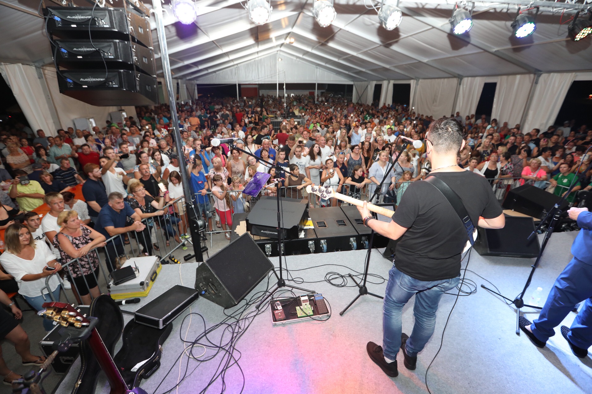 Mladen Grdović ispunio šator u Sv. Martinu na Muri, pjevalo se i plesalo uz njegove hitove Mladen Grdović ispunio šator u Sv. Martinu na Muri, pjevalo se i plesalo uz njegove hitove