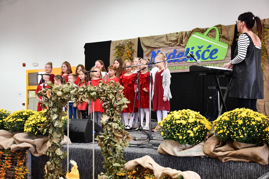 PROSLAVA JESENI Brojni zaljubljenici u kulturnu baštinu i tradiciju našega kraja okupili se na Danima zahvalnosti za plodove zemlje PROSLAVA JESENI Brojni zaljubljenici u kulturnu baštinu i tradiciju našega kraja okupili se na Danima zahvalnosti za plodove zemlje