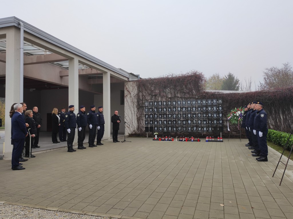 Polaganje vijenaca i paljenje svijeća uz blagdan Svih svetih