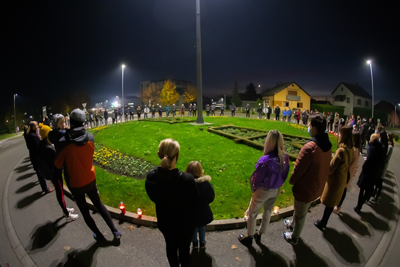 SJEĆANJE NA GRAD HEROJ Svijećama i lampionima okružili zeleni otok u Prelogu