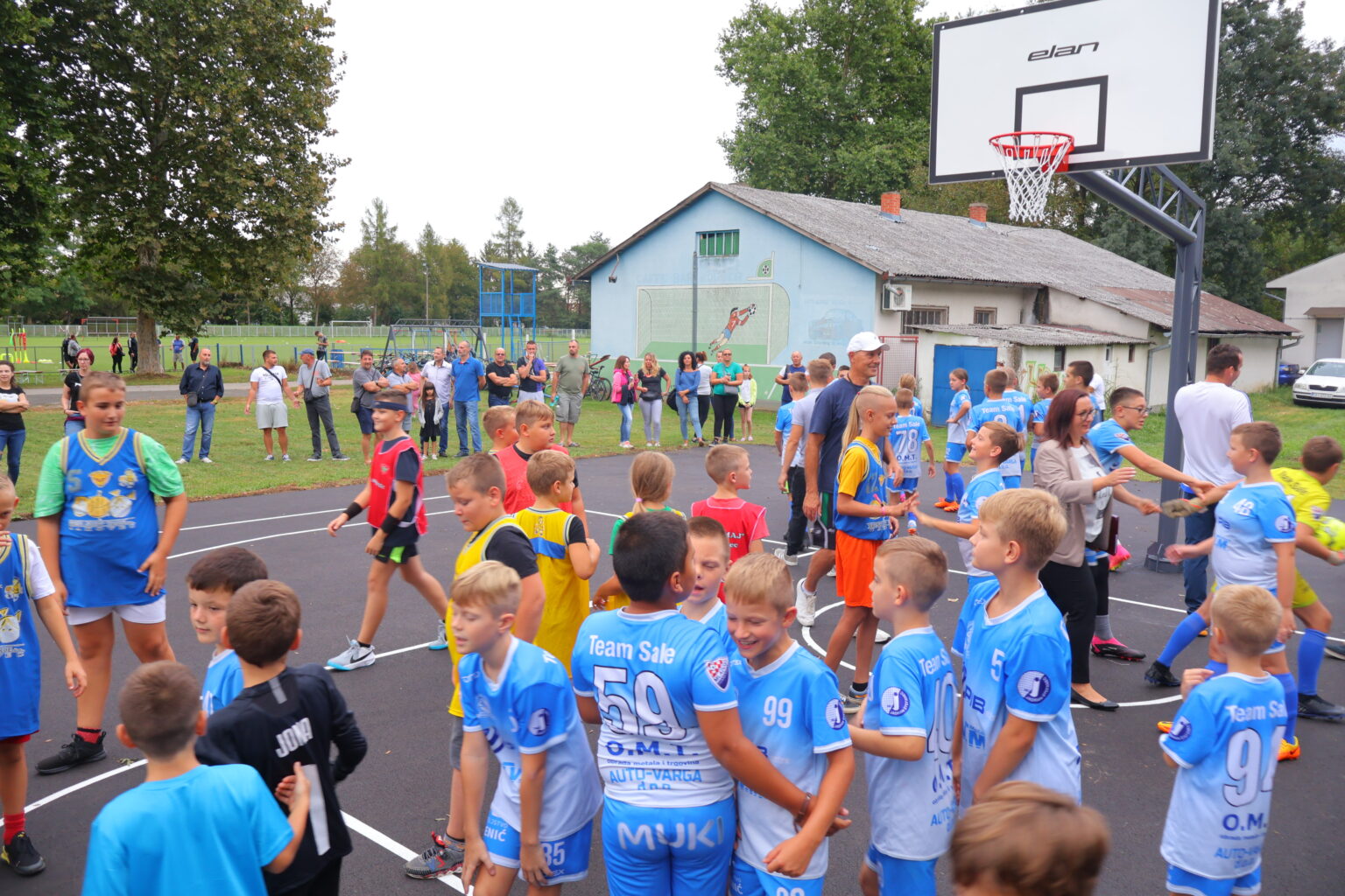VESELJE ZA NAJMLAĐE Uređeno košarkaško igralište u Ivanovcu