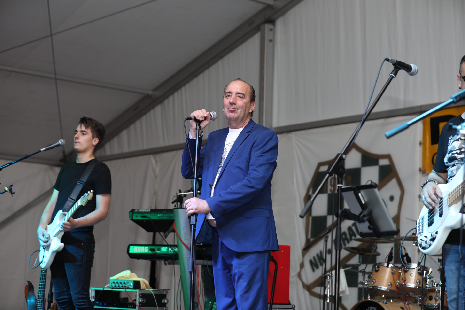 Mladen Grdović ispunio šator u Sv. Martinu na Muri, pjevalo se i plesalo uz njegove hitove Mladen Grdović ispunio šator u Sv. Martinu na Muri, pjevalo se i plesalo uz njegove hitove