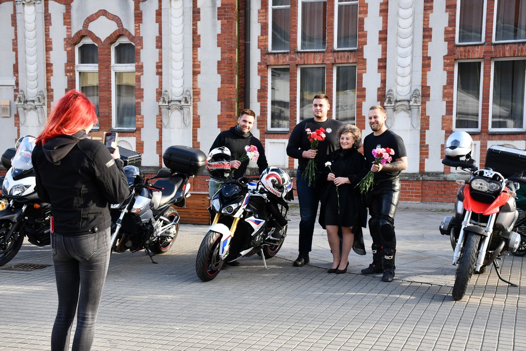 Free riders Pikač u centru Čakovca podjelom karanfila obradovali brojne žene