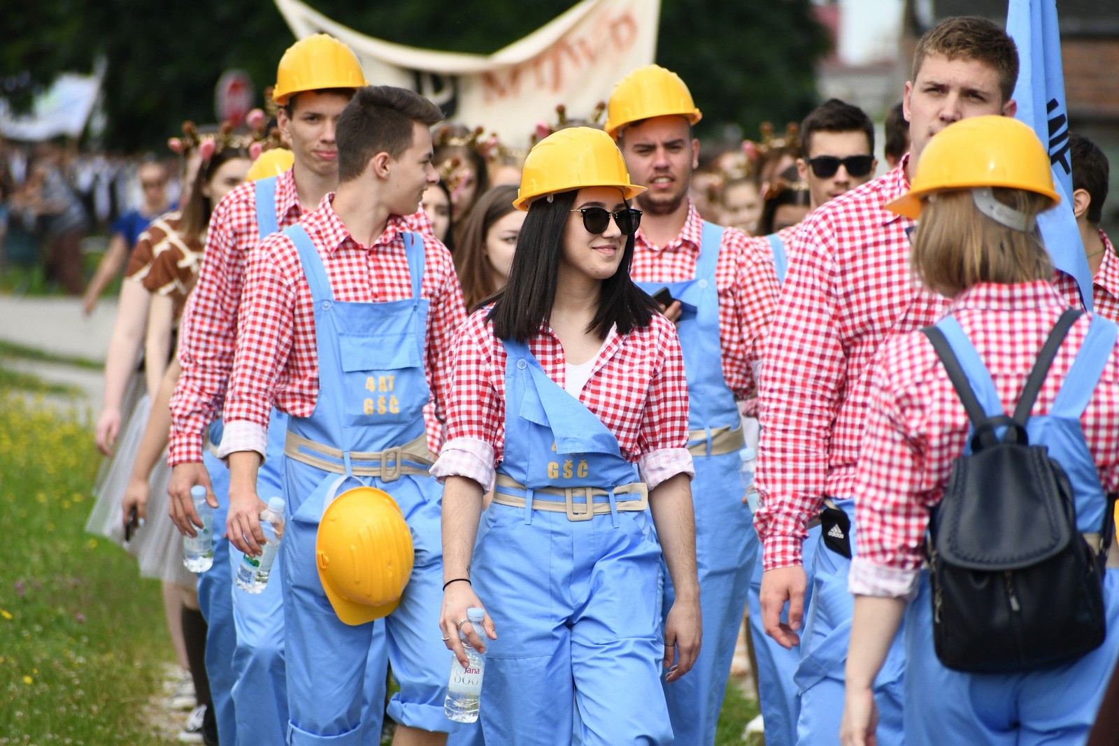 FOTO Povorka protutnjala gradom, maturanti s osmjehom dočekali kraj srednje škole!