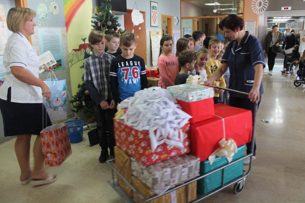 Osnovci šenkovečke škole posjetili bolesne mališane u čakovečkoj bolnici