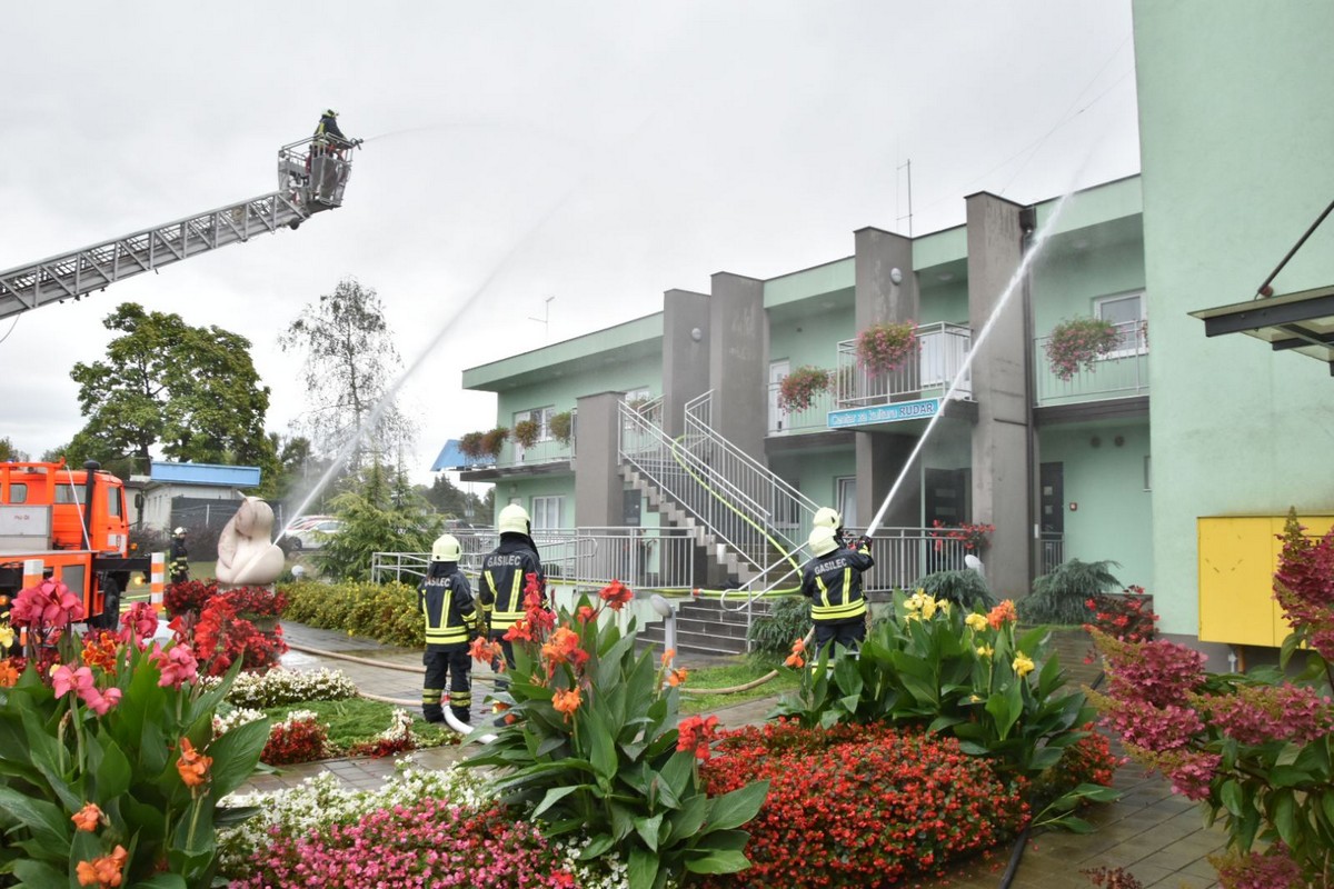 MURSKO SREDIŠĆE Održana uzbudljiva vježba u kojoj su vatrogasci uspješno ugasili požar i spasili unesrećene MURSKO SREDIŠĆE Održana uzbudljiva vježba u kojoj su vatrogasci uspješno ugasili požar i spasili unesrećene