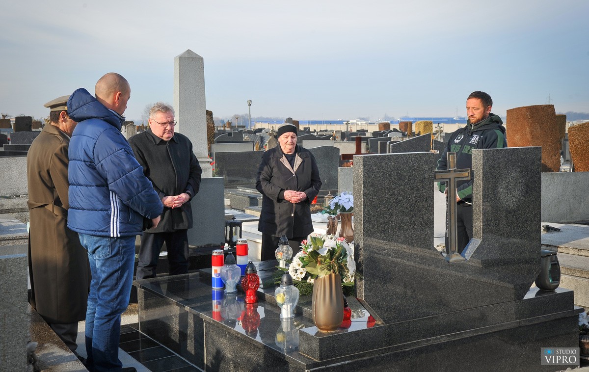 VJEČNA MU SLAVA Paljenjem svijeća obilježeno sjećanje na branitelja Božidara Horvata