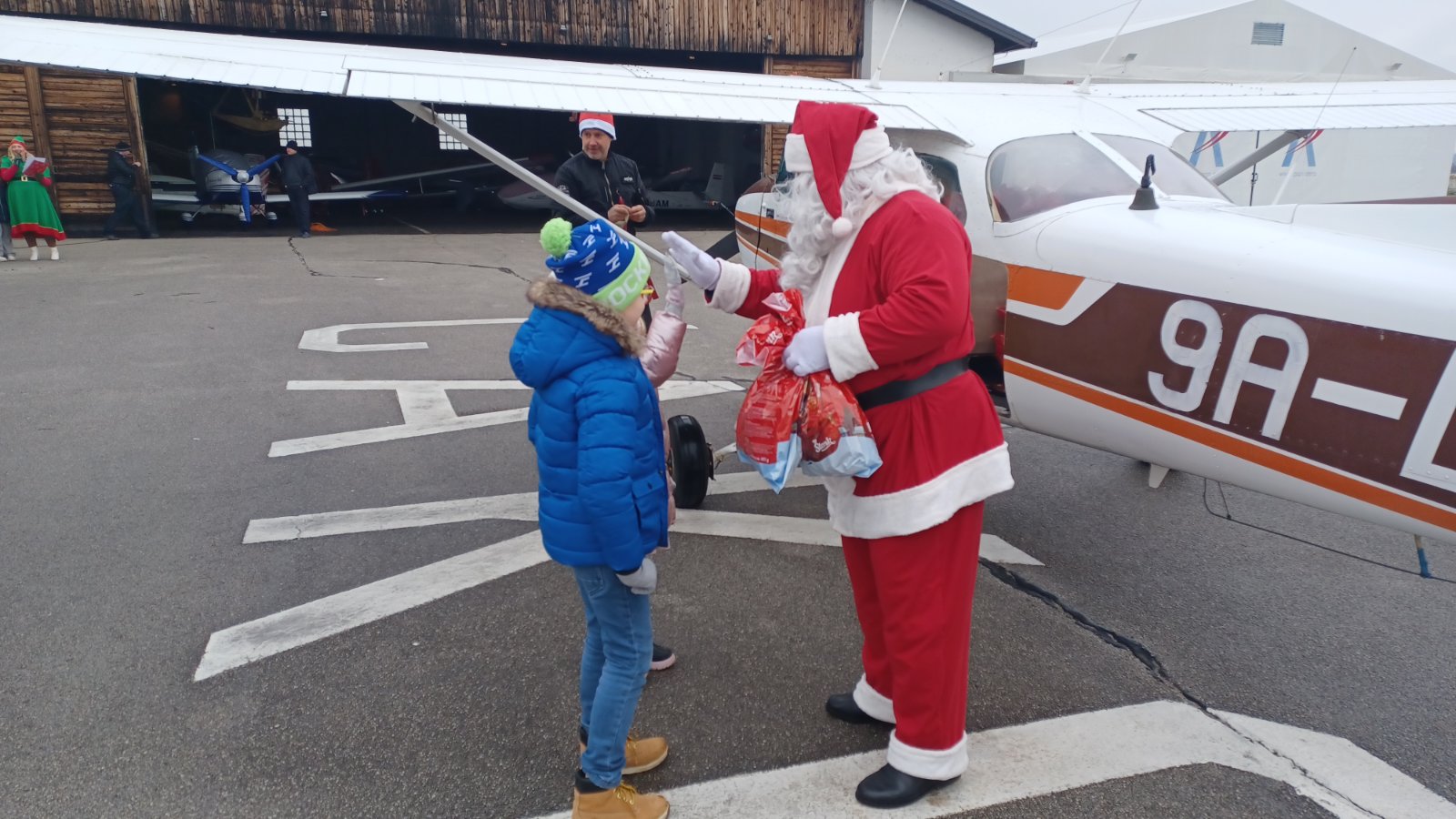 FOTO/VIDEO Djedu Božićnjaku na putu za Pribislavec pokvarile se saonice, no pronašao je rješenje – stigao avionom FOTO/VIDEO Djedu Božićnjaku na putu za Pribislavec pokvarile se saonice, no pronašao je rješenje – stigao avionom
