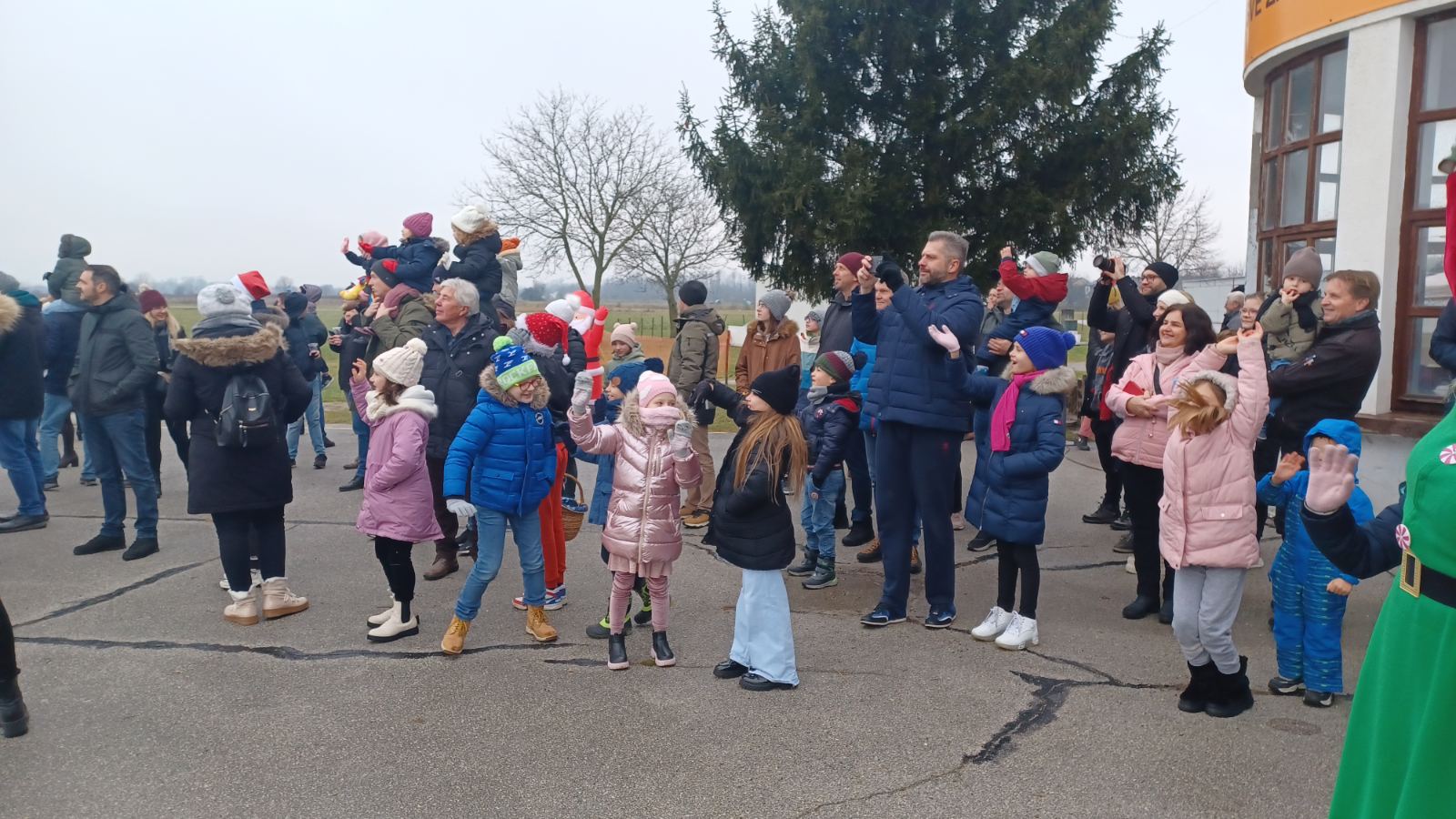 FOTO/VIDEO Djedu Božićnjaku na putu za Pribislavec pokvarile se saonice, no pronašao je rješenje – stigao avionom FOTO/VIDEO Djedu Božićnjaku na putu za Pribislavec pokvarile se saonice, no pronašao je rješenje – stigao avionom