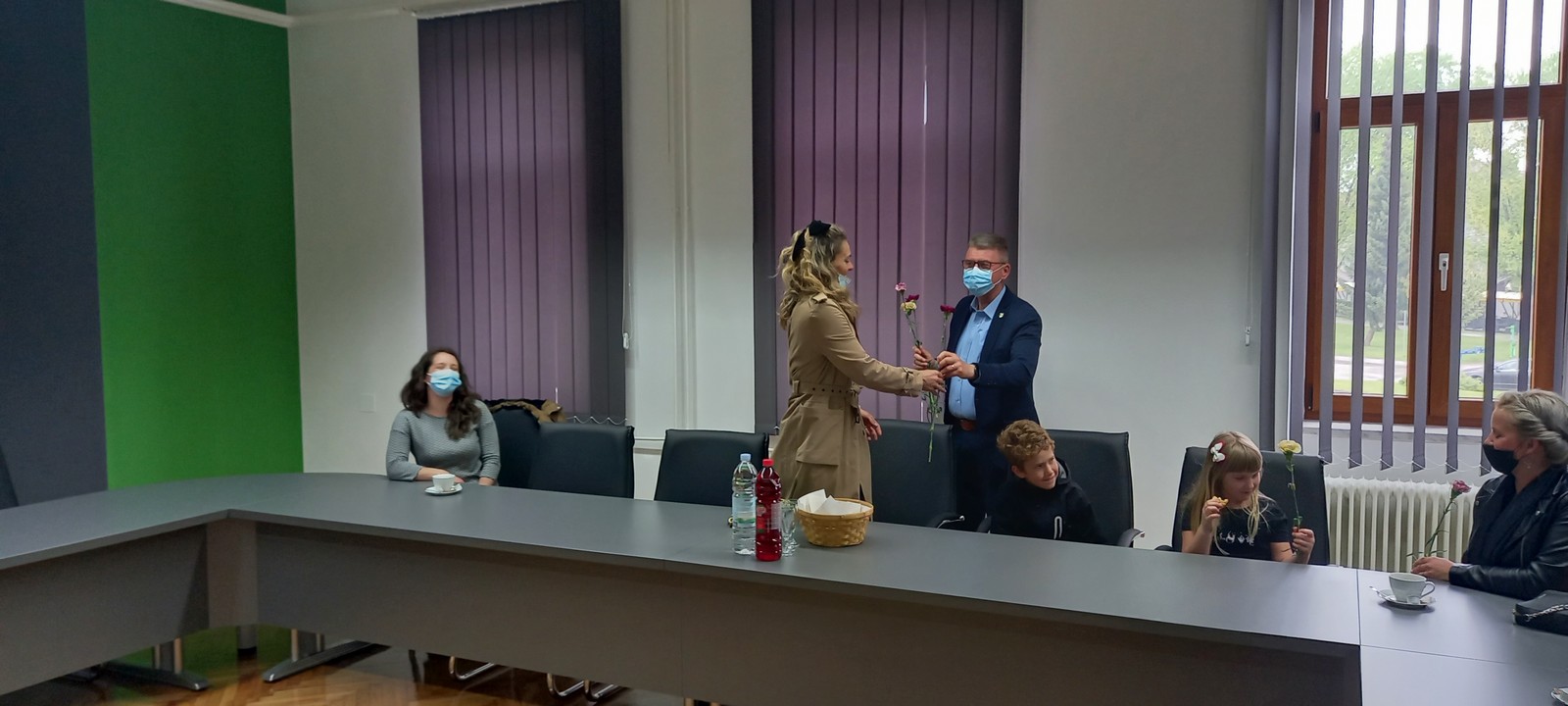 NA MAJČIN DAN Nakon svete mise, Grad Mursko Središće prigodno je darovao majke karanfilima