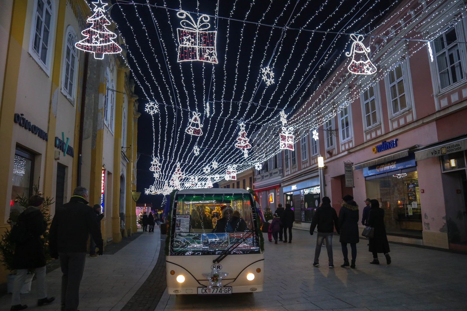 Upaljena prva adventska svijeća u Čakovcu: Predivna rasvjeta zasjala gradom