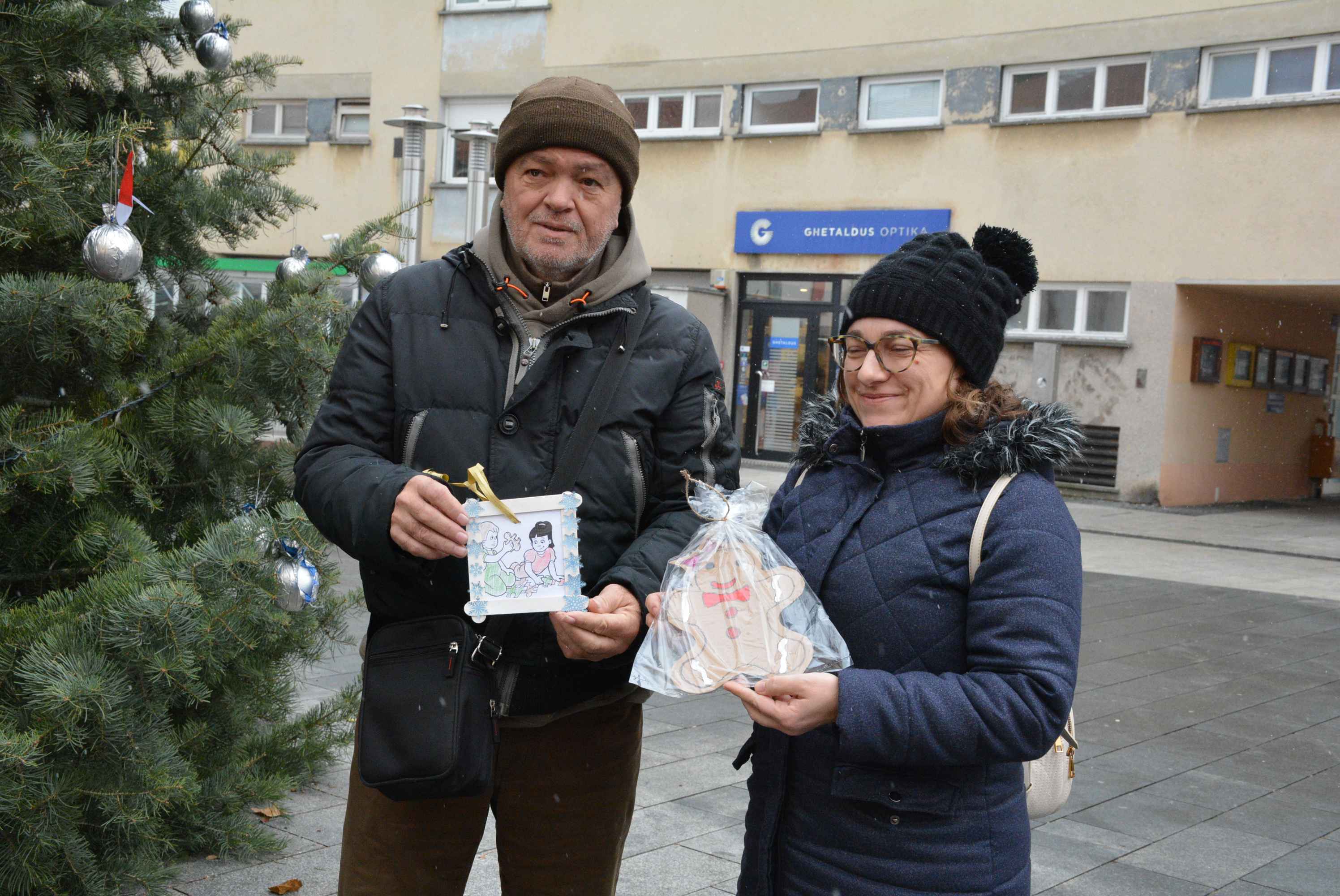 FOTO/VIDEO Zabundani veliki i mali unatoč gustom snijegu i hladnoći proveli prijepodne u veselom raspoloženju