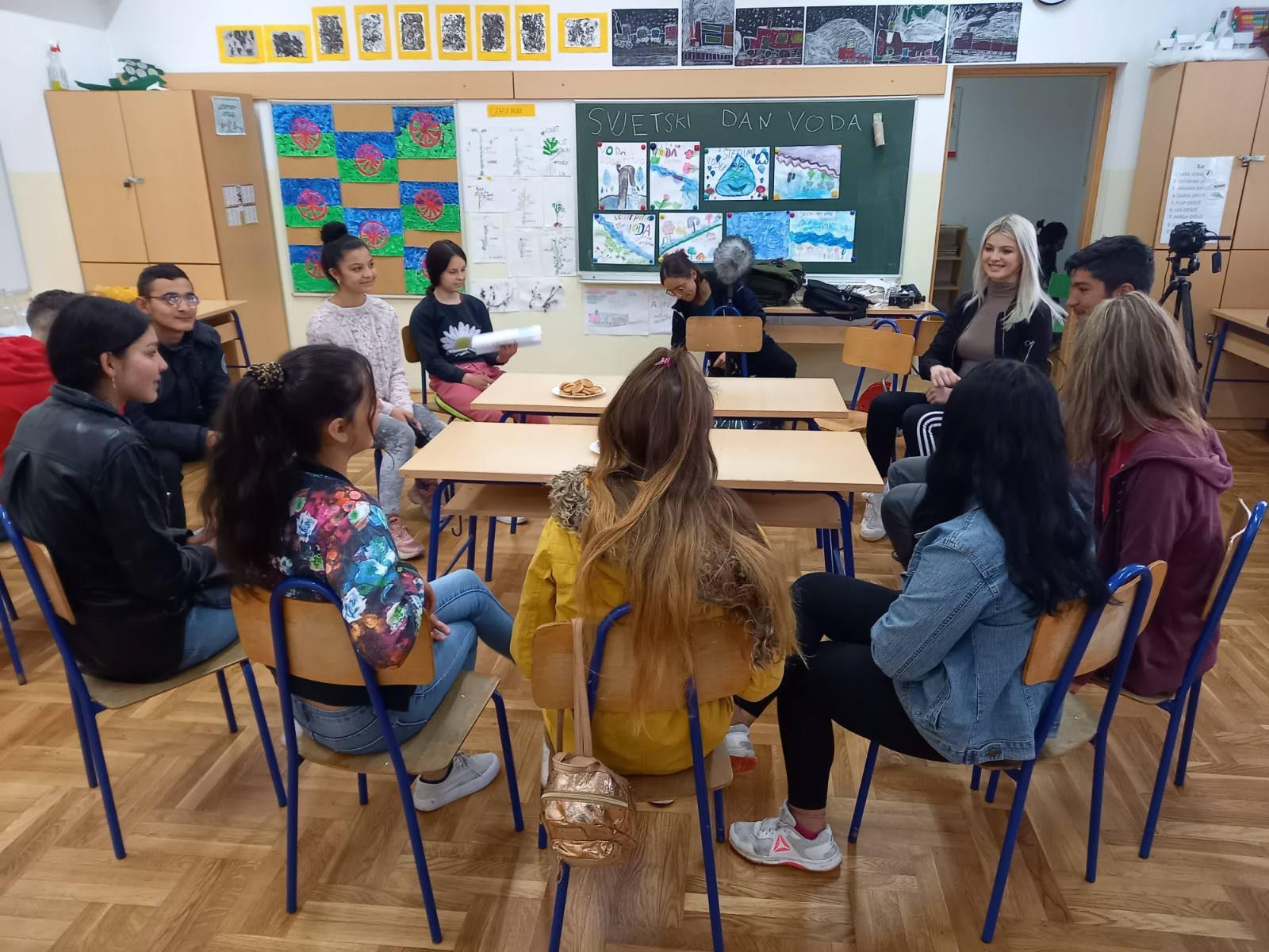 Svijet je predamnom/Lume cara aja nienčim