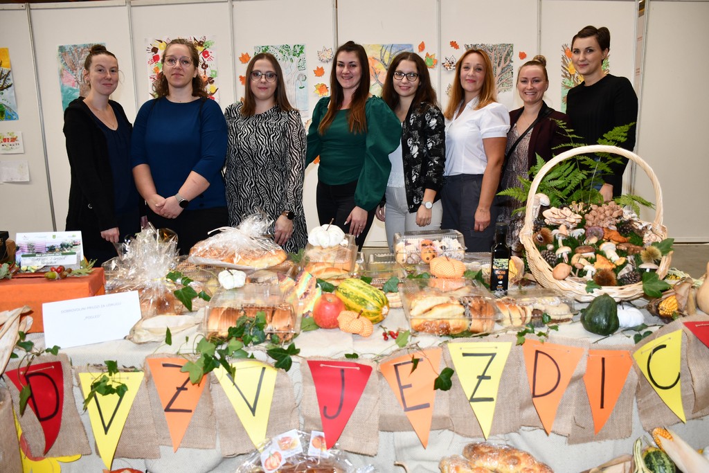 PROSLAVA JESENI Brojni zaljubljenici u kulturnu baštinu i tradiciju našega kraja okupili se na Danima zahvalnosti za plodove zemlje PROSLAVA JESENI Brojni zaljubljenici u kulturnu baštinu i tradiciju našega kraja okupili se na Danima zahvalnosti za plodove zemlje