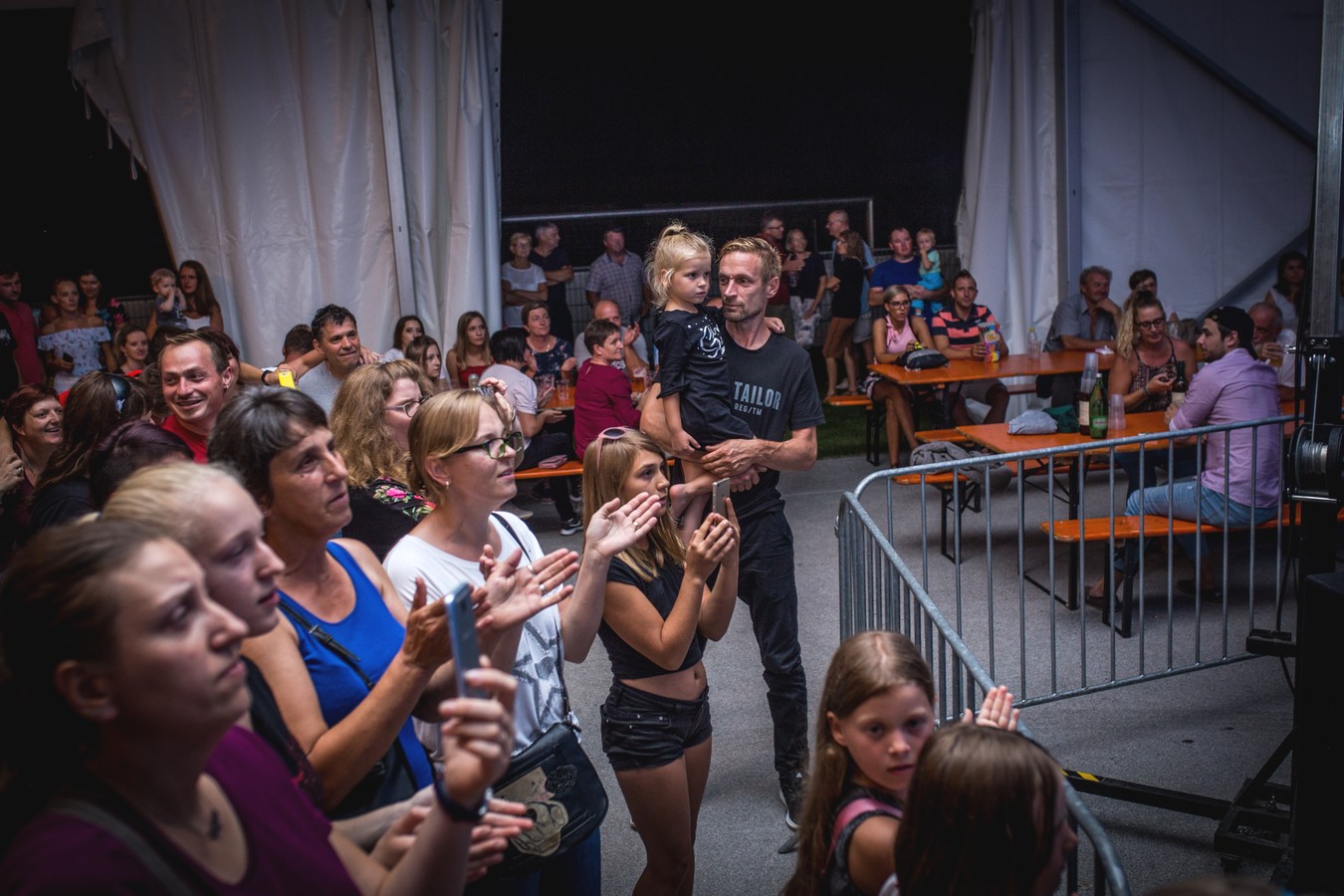 Danijela Martinović zabavljala publiku ispod šatora u Svetom Martinu na Muri