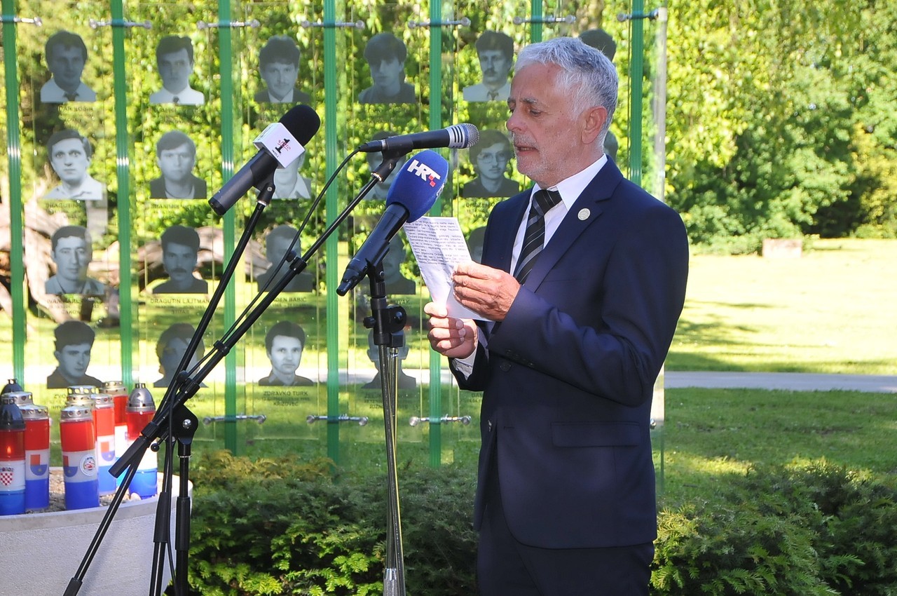OBILJEŽEN DAN DRŽAVNOSTI Vijenci, svijeće i vječna hvala poginulim braniteljima