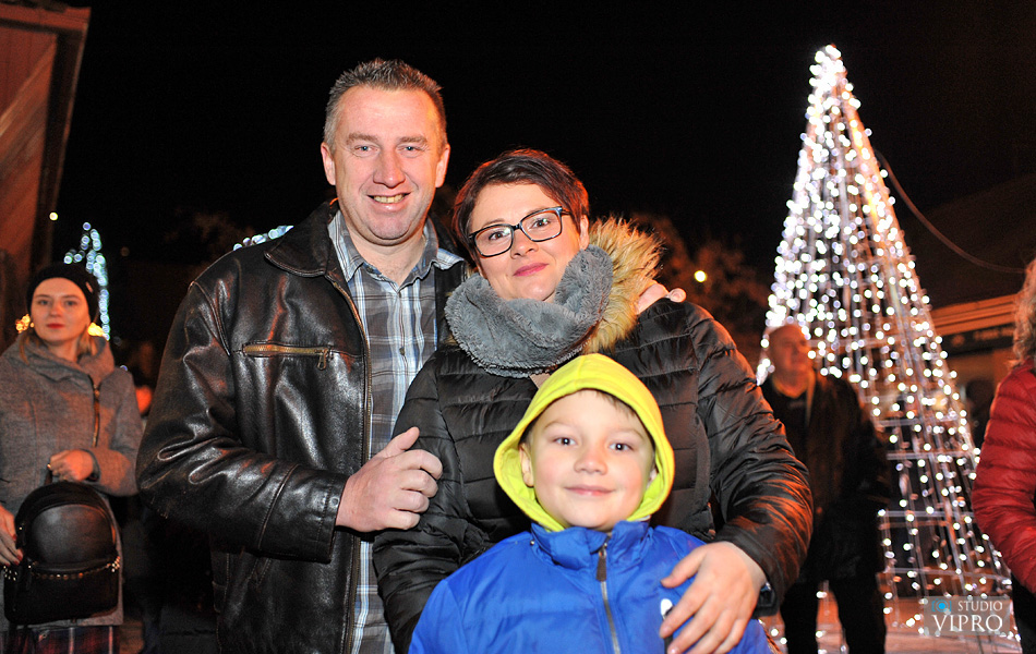 Doček u Prelogu uz vatromet, taktove valcera, šampanjac i kuhano vino