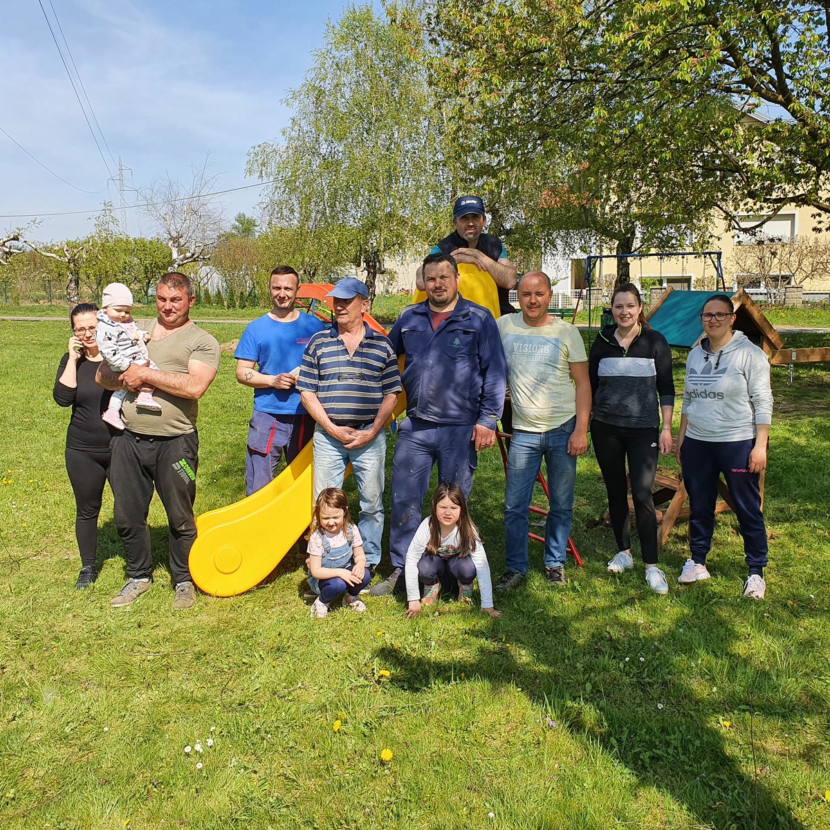 FOTO Tea Cerovec-Posedi skupila 15.000 kuna i uz pomoć mještana uredila igralište u Mihovljanu