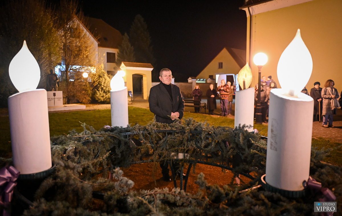 Prelog Na adventskom vijencu upaljena treća svijeća
