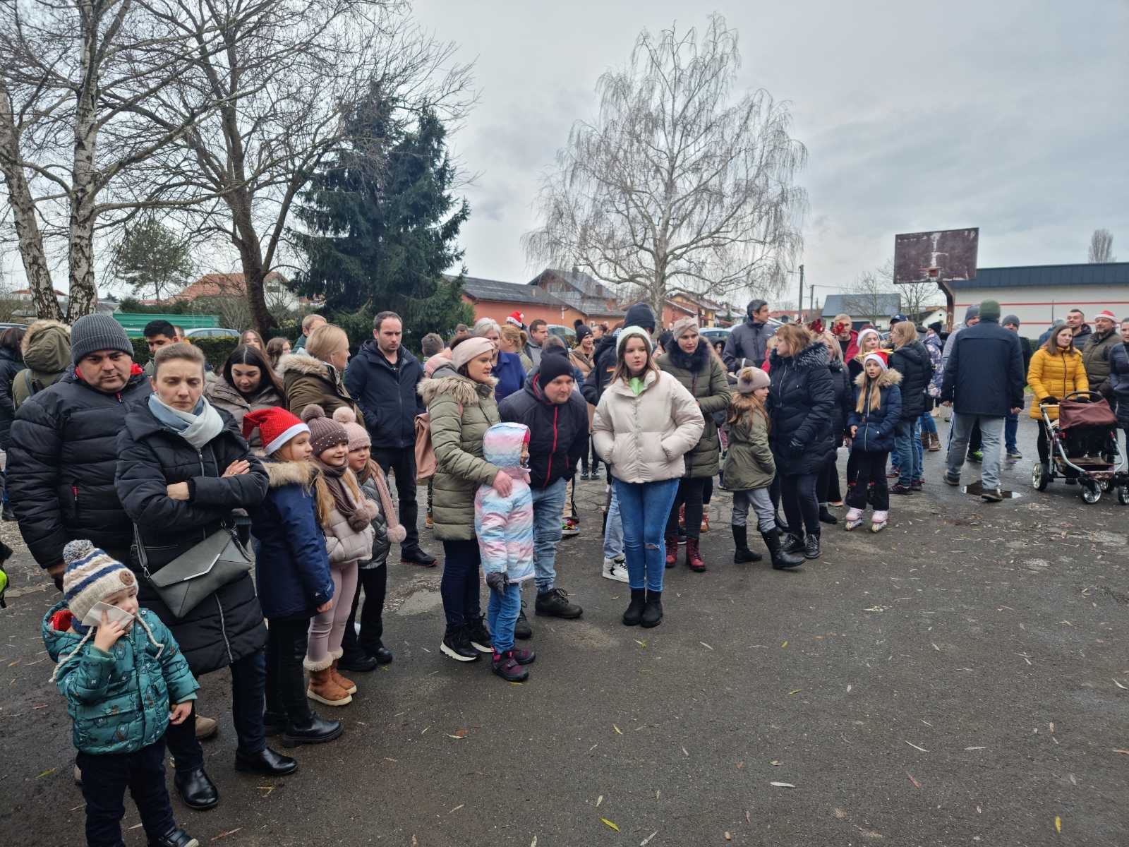 Dodjela slatkih paketa u Ivanovcu