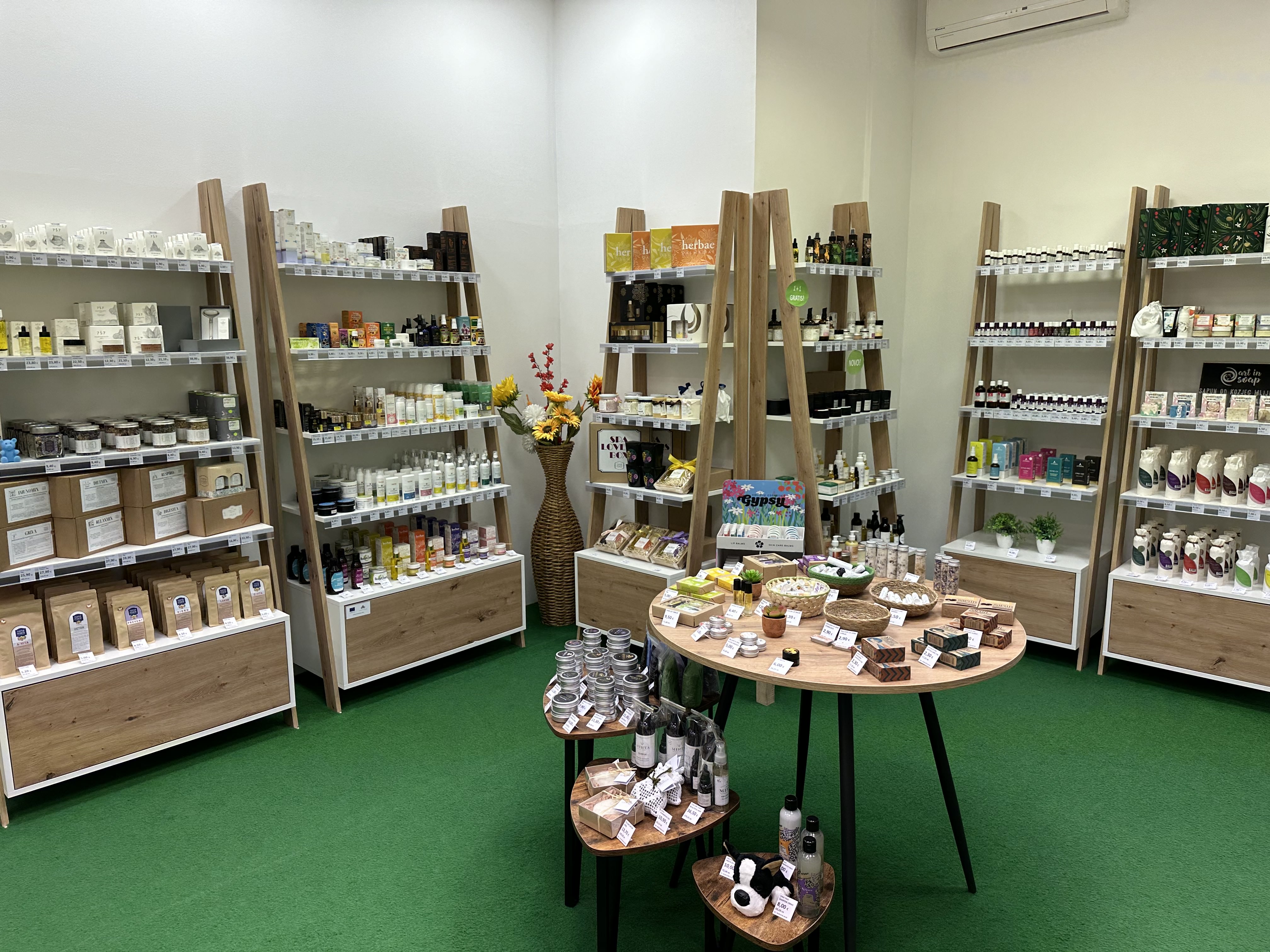 crosmetica božić 2023