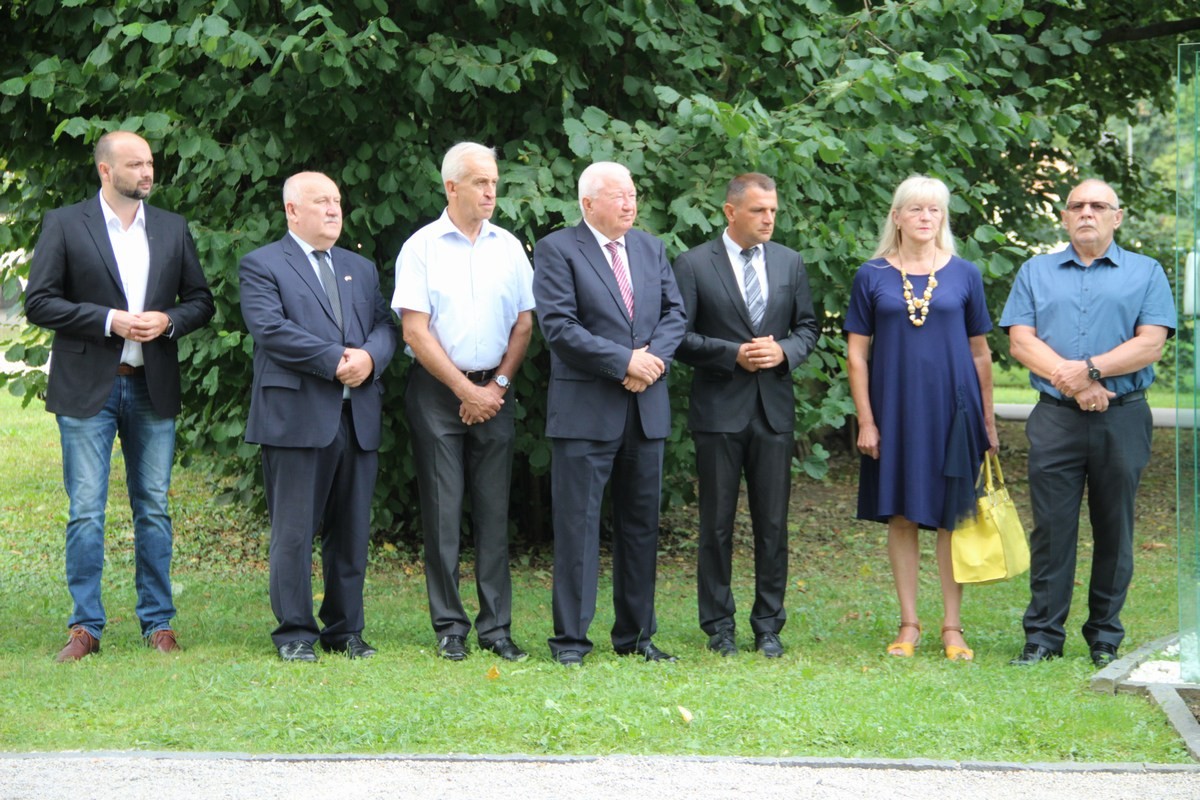 Međimurci Eduard Baltić i Florijan Novak podigli su hrvatski stijeg na Kninskog tvrđavi povijesnog 5. kolovoza 1995. Međimurci Eduard Baltić i Florijan Novak podigli su hrvatski stijeg na Kninskog tvrđavi povijesnog 5. kolovoza 1995.