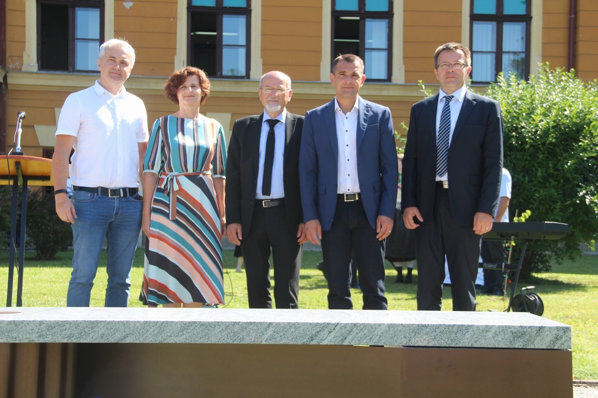 Ispred Učiteljskog fakulteta postavljena glazbena klupa posvećena međimurskoj popevki