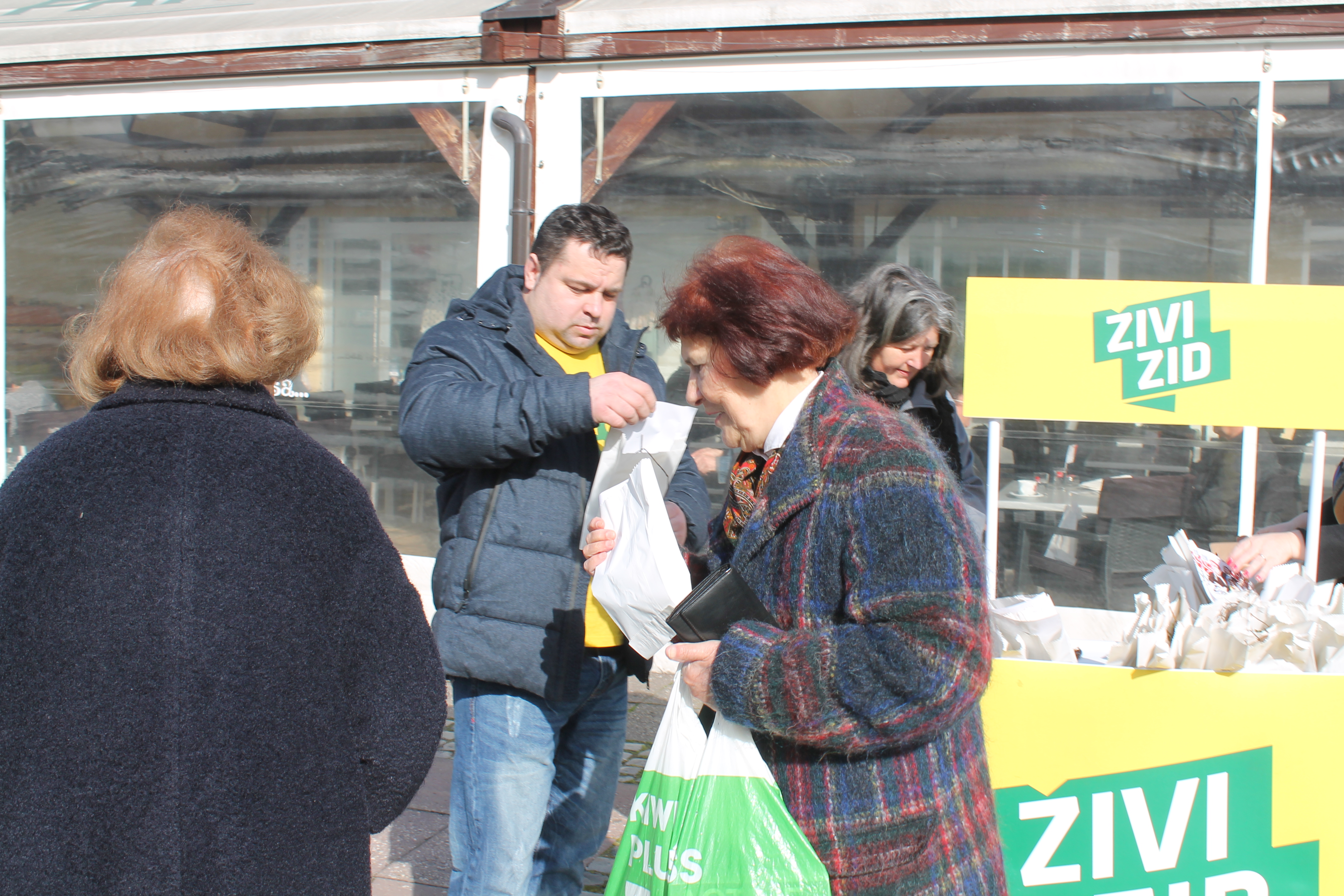 ‘ŽENE, SRETAN VAM VAŠ DAN’ Političari darivali prolaznice gradom