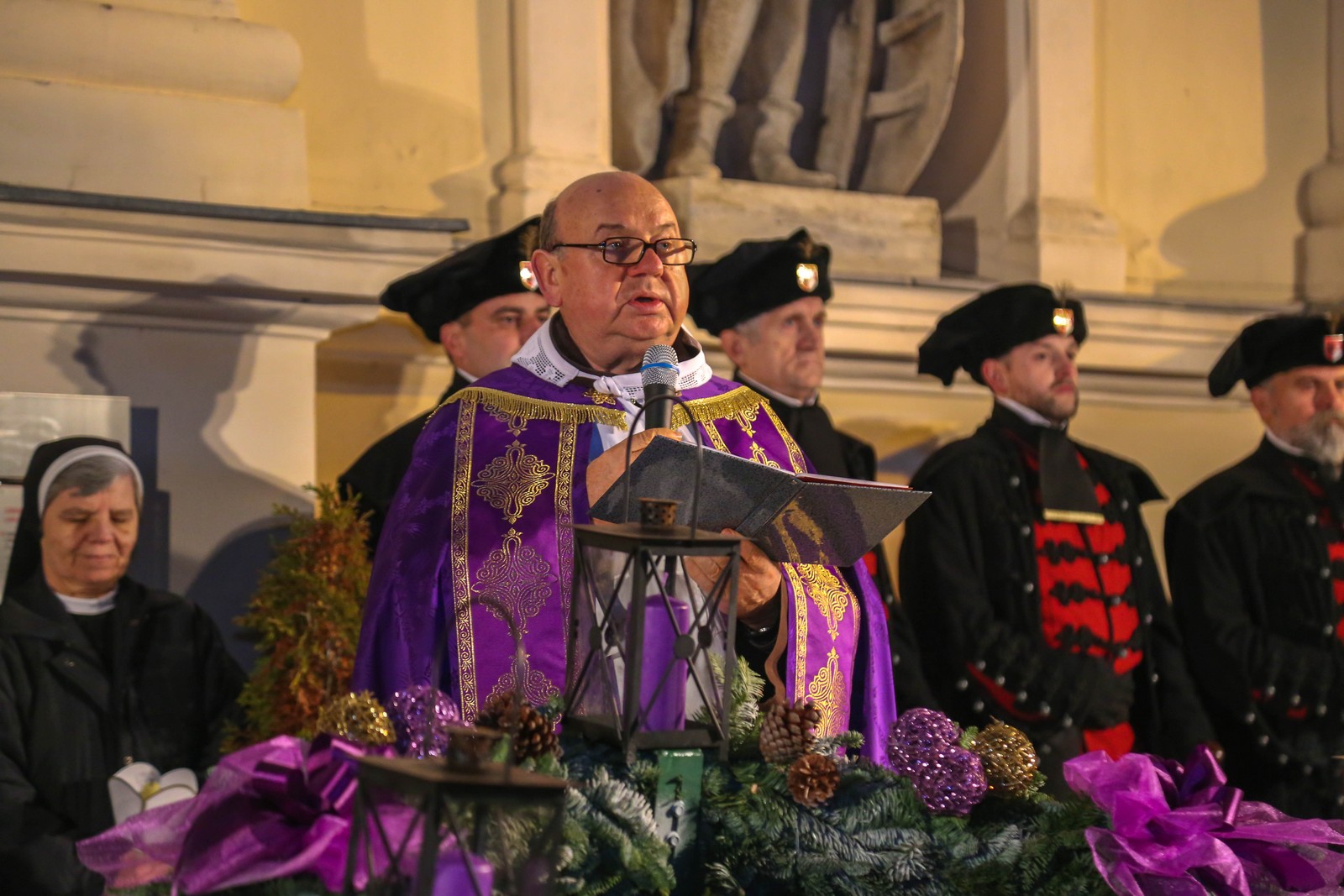 Upaljena prva adventska svijeća u Čakovcu: Predivna rasvjeta zasjala gradom