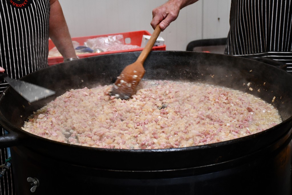 PROSLAVA JESENI Brojni zaljubljenici u kulturnu baštinu i tradiciju našega kraja okupili se na Danima zahvalnosti za plodove zemlje PROSLAVA JESENI Brojni zaljubljenici u kulturnu baštinu i tradiciju našega kraja okupili se na Danima zahvalnosti za plodove zemlje