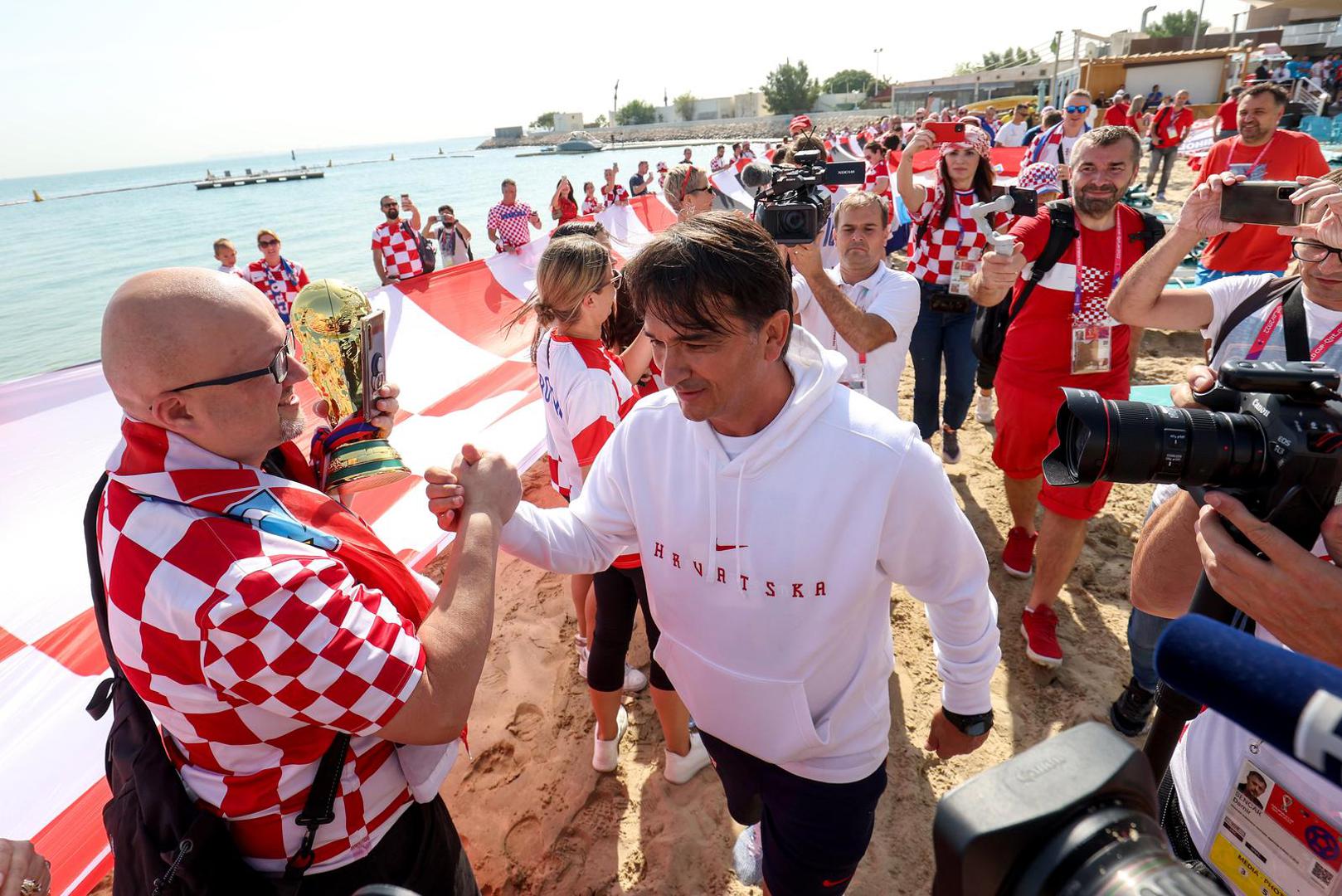 Navijači stigli pod prozor Vatrenima dati podršku