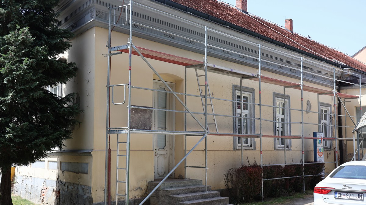 FOTO Potpisani Ugovori za sanaciju zgrade Feštetić i dvije ambulante bivšeg Doma zdravlja, projekti vrijedni približno 580 tisuća eura FOTO Potpisani Ugovori za sanaciju zgrade Feštetić i dvije ambulante bivšeg Doma zdravlja, projekti vrijedni približno 580 tisuća eura