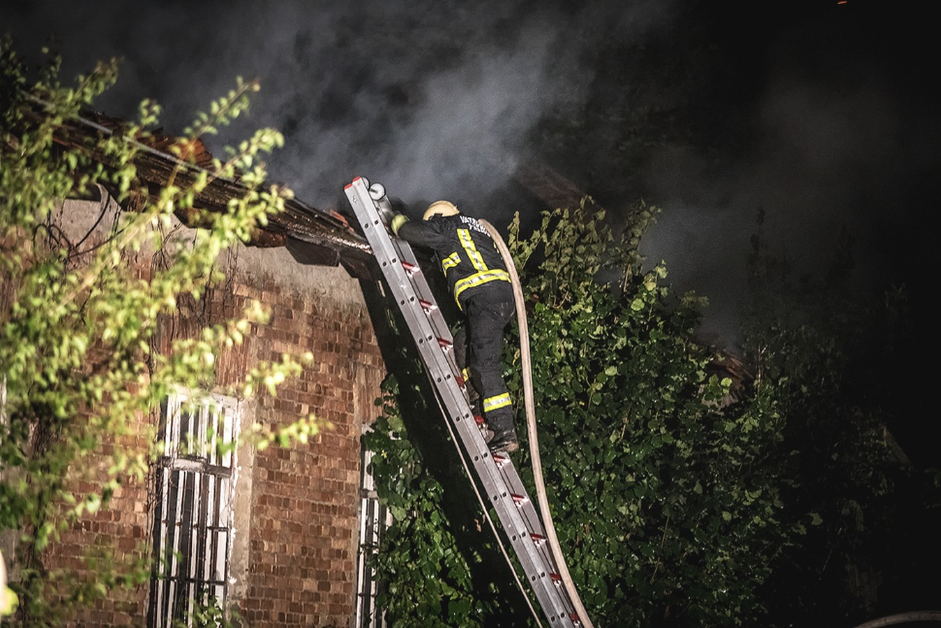 POŽAR U PRELOGU Brojni vatrogasci borili se s požarom bivšeg skladišta