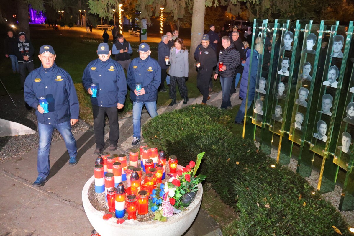 DAN SJEĆANJA Čakovec se i ove godine dostojanstveno prisjetio žrtava Vukovara i Škrabrnje te obljetnice pogibije Nikole VII. Zrinskog DAN SJEĆANJA Čakovec se i ove godine dostojanstveno prisjetio žrtava Vukovara i Škrabrnje te obljetnice pogibije Nikole VII. Zrinskog